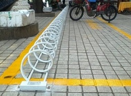 不锈钢材质自行车停放架厂家供应螺旋式方便