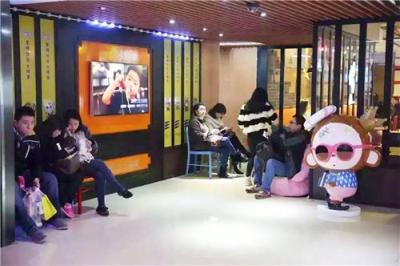 浙江杭州富阳市皇冠猴卡通雕塑仿真卡通动漫
