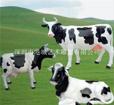 陕西安康牧场草坪落地装饰玻璃钢奶牛雕塑