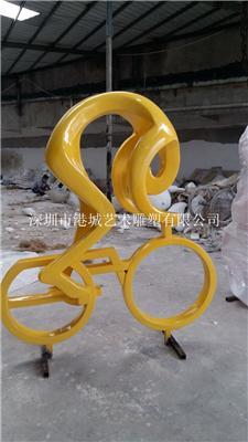 驻足观赏玻璃钢骑单车人物雕塑