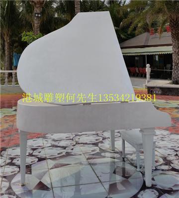 珠海户外草坪景观玻璃钢钢琴雕塑
