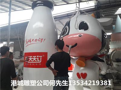 福建大型广告装饰玻璃钢牛奶瓶雕塑