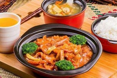 巧仙婆砂锅焖鱼米饭特色美食开店受欢迎