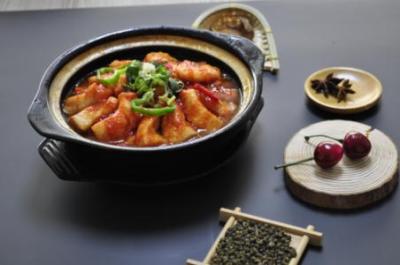 巧仙婆砂锅焖鱼米饭特色美食开店受欢迎