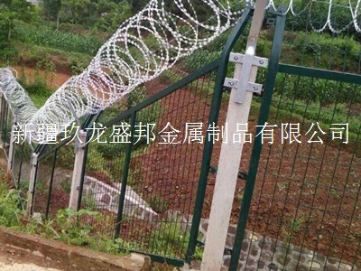 新疆浸塑钢丝焊接网围栏
