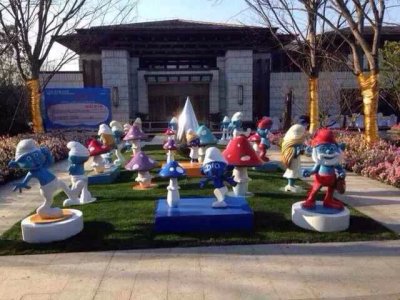 深圳幼儿园户外活动玻璃钢蓝精灵雕塑摆件