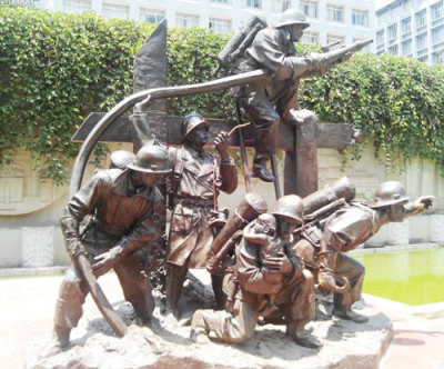 供应景区广场公园玻璃钢消防战士人物雕塑