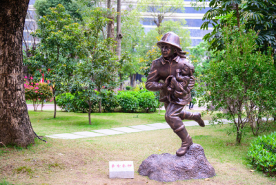 深圳公园文化教育标识玻璃钢消防员人像雕塑
