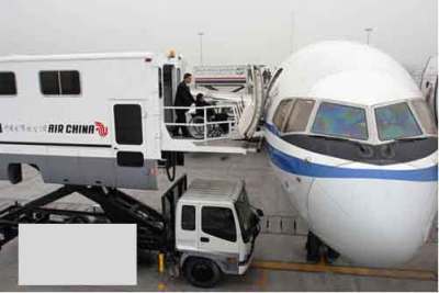 国航启动车载式升降机为机场残疾旅客提供方