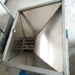 供應(yīng)廣東東莞350B立式脫水機特點