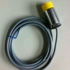 E2E-X18MF1-Z三线常开接近开关12-24VDC