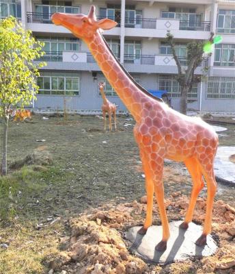 供应园林广场仿真动物玻璃钢长颈鹿雕塑