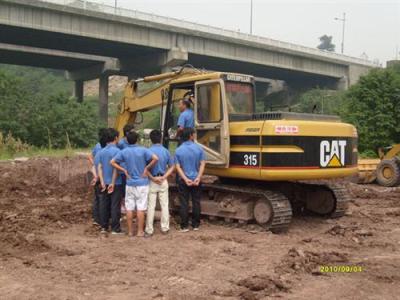 重庆挖掘机培训提高学员技术加强训练
