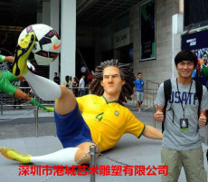深圳广场玻璃钢足球人物雕塑制造商