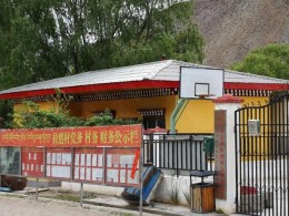 西藏地区合成树脂瓦替代木板作为民房屋顶改