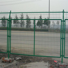 四川博成公路铁路护栏网双边丝隔离网片厂家