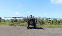 新款高地隙四驱四转向农用机械玉米喷雾机