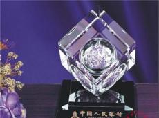 中国银行周年纪念日礼品，立体正方形水晶内雕纪念品定制