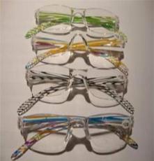 新潮的老花眼镜框 一体成型美观 抗压 中老年刚老花人的优选