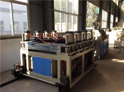 供应新型木塑建筑模板生产线 专业生产厂家青岛卓亚机械
