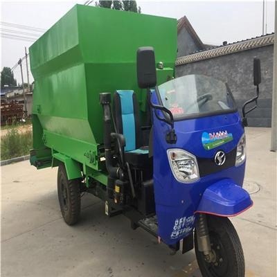 畜禽飼養(yǎng)機(jī)械電動(dòng)撒料車(chē)牛羊草料攪拌撒料車(chē)省時(shí)省力