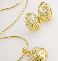 東莞盛意飾品歐美G型鑲鉆吊墜耳環(huán)首飾兩件套真金電鍍飾品定制