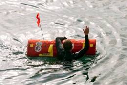 水面救援机器人单兵便携带自扶正功能