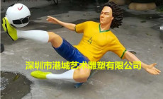 体育运动主题玻璃钢踢足球人像雕塑定制厂家