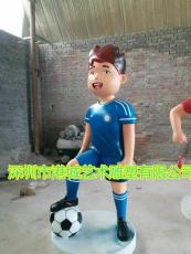 云南省昆明玻璃钢踢足球卡通雕塑定制哪家好