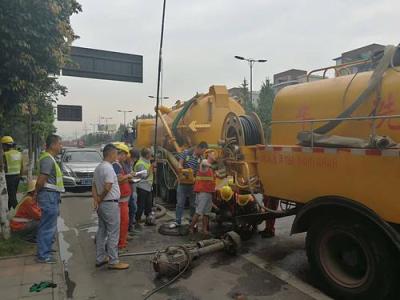 无锡雨季路面水满清理排水管道 确保畅通