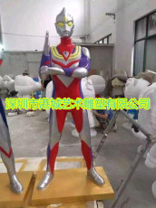 广州机器人玻璃钢彩绘超人雕塑多少钱一件