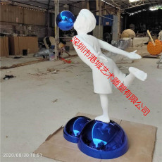 样板房玻璃钢卡通吹气球小男孩雕塑零售厂家