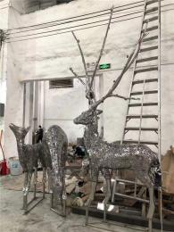 镜面不锈钢发光鹿雕塑前后通透空间效果
