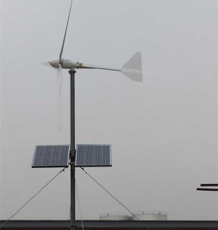 满洲里牧民用微型风光互补发电设备自动充电