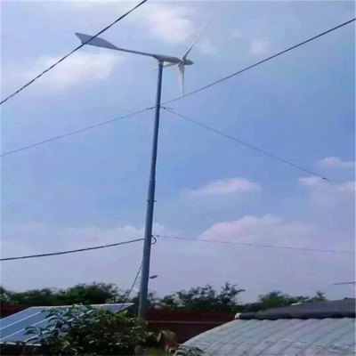 满洲里牧民用微型风光互补发电设备自动充电