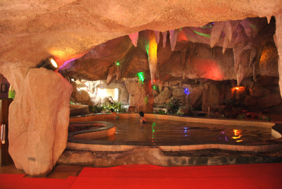 洞穴酒店施工 溶洞酒店餐厅制作 水泥山洞施
