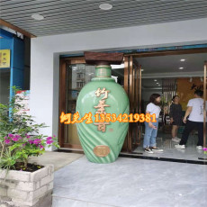度假村发展特色宣传玻璃钢竹叶青酒瓶雕塑价