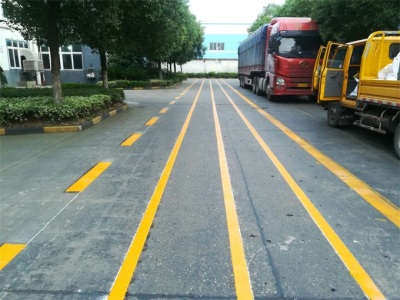 进贤县人行道路通道线旧线清除及停车位整改