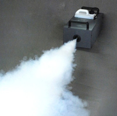 大型烟雾发生器发烟机发出烟雾很快充满房间