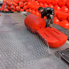 PE滚塑浮筒漂浮式拦污浮排加工