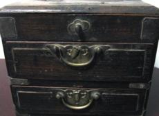 修复老行李箱 翻新旧樟木箱 古代箱铜件更换