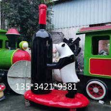 新疆种植葡萄基地红酒展览红酒瓶熊猫雕塑厂