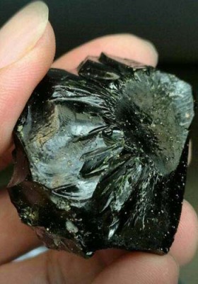 荥阳收购鉴定玻璃陨石电话