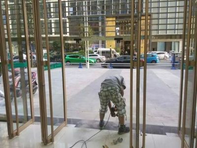 西安手動卷閘門專業(yè)維修更換彈簧