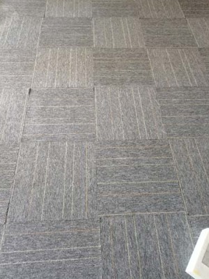 南山石塑地胶板盐田地毯木地板款式多样