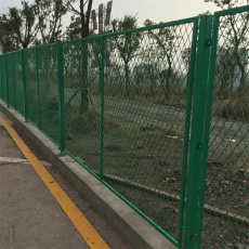 河北勾花护栏网厂家供应唐山三角折边护栏网