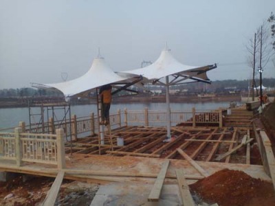 西藏ETFE张拉膜雨棚施工安装