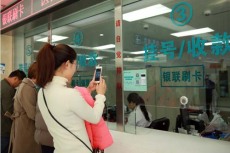上海华山医院手外科网上代买药小哥奔波在路上
