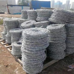 新疆现货正反拧刺绳厂家克拉玛依包塑铁蒺藜