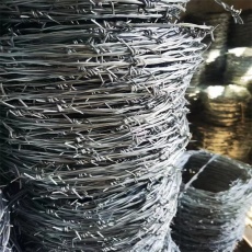新疆现货刺铁丝隔离栅厂家克拉玛依包塑铁